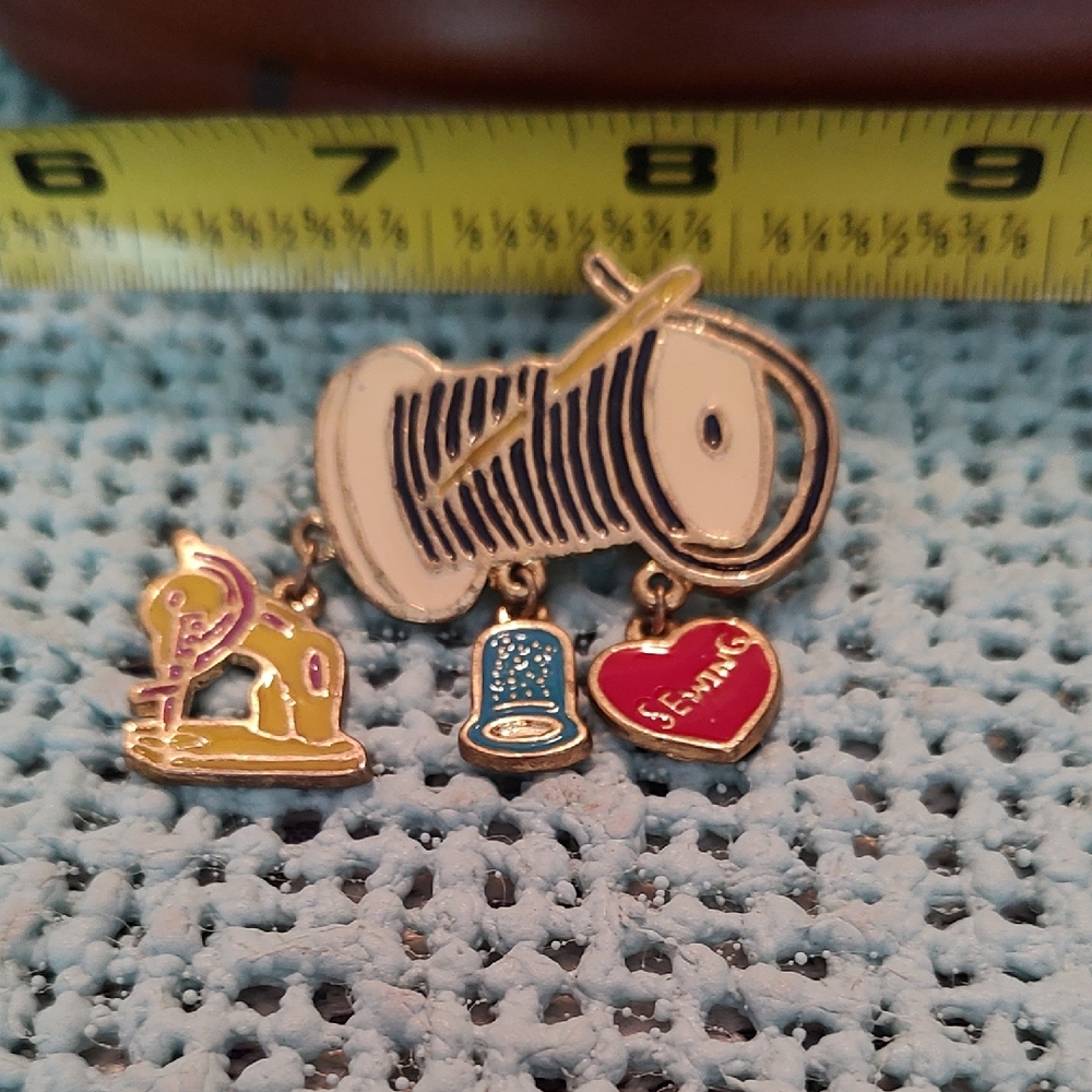 Vintage Signed DM Enamel Sewing machine Thimble Charm Brooch Pin gold tone